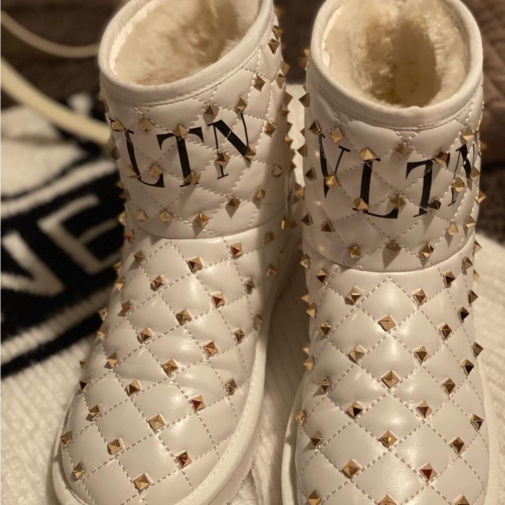 Pre-loved Valentino lined boots size 6 — clean and almost new